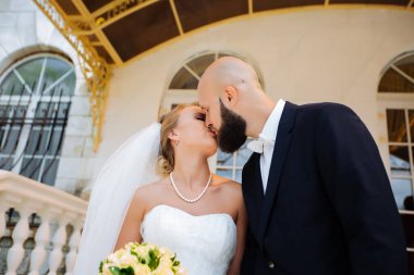 Muhteşem bir düğün çifti, eski şehirde mimari ile güneşli bir günün tadını çıkarıyor..