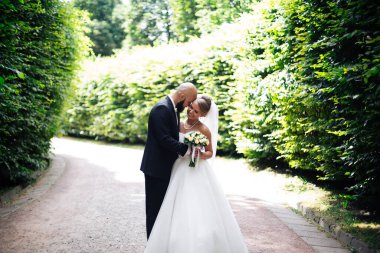 Düğünlerinde yürüyen güzel bir çift..