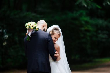 Düğünlerinde yürüyen güzel bir çift..