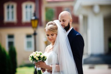 Güzel sarışın çift düğün günlerinde.