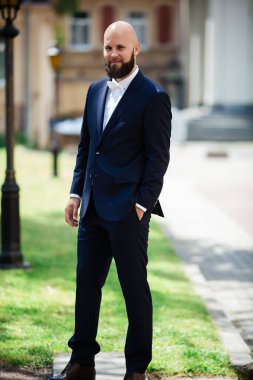 Damat. Ceketin içinde duruyor. hipster düğün günü.
