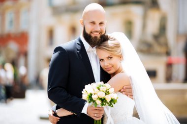 Güzel sarışın çift düğün günlerinde.