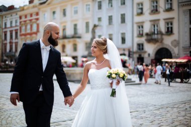 Düğünlerinde yürüyen güzel bir çift..