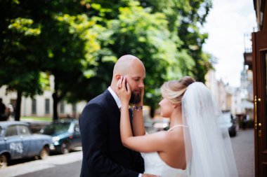 Muhteşem bir düğün çifti, eski şehirde mimari ile güneşli bir günün tadını çıkarıyor..
