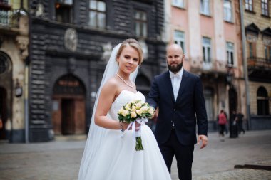 Güneşli bir günde harika bir düğün Güzel bir çift.