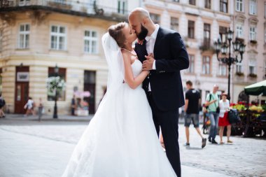 Güneşli bir günde harika bir düğün Güzel bir çift.