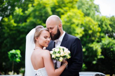 Muhteşem bir düğün çifti, eski şehirde mimari ile güneşli bir günün tadını çıkarıyor..