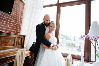 Restoranda gelinler, düğün, güzel bir çift.