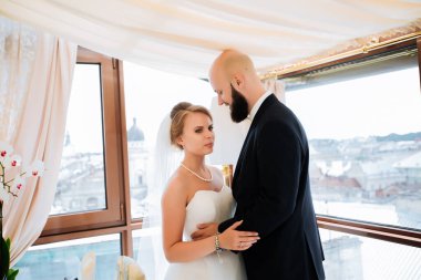 Restoranda gelinler, düğün, güzel bir çift.