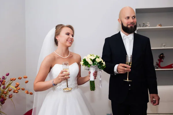 花嫁は幸せなシャンパンを飲んで結婚式の日 — ストック写真