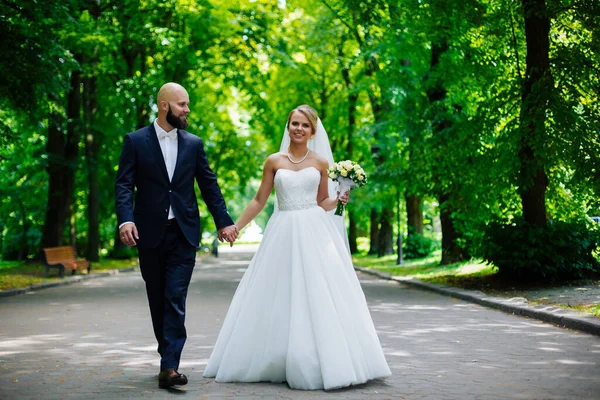 Young Beautiful Bride Her Husband Standing Summer Park Bouquet Flowers — Stock Photo, Image