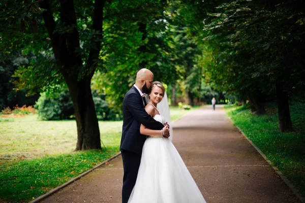 Couple Mariage Belle Jeune Mariée Marié Debout Dans Parc Extérieur — Photo