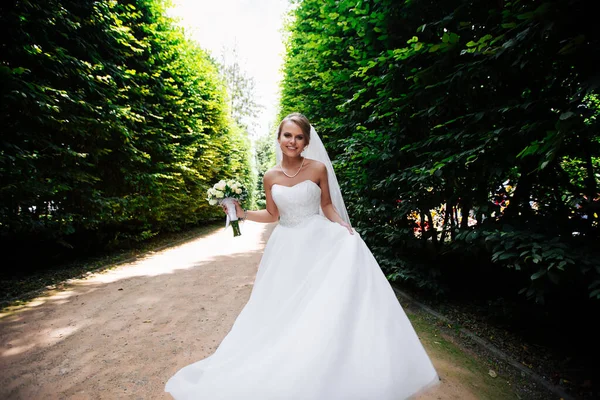 Schöne Blonde Braut Genießt Ihren Hochzeitstag Sommer — Stockfoto
