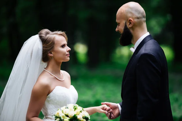 Wunderschöne Hochzeit Einem Sonnigen Tag Schönes Paar — Stockfoto