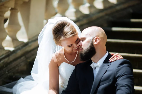 Full Längd Porträtt Nygifta Par Och Deras Vänner Bröllopsfesten Duschade — Stockfoto