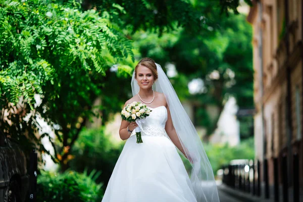 Braut Mit Blumenstrauß Spaziert Durch Die Stadt Hochzeitstag — Stockfoto