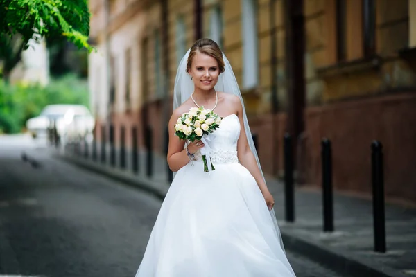 Beautiful Blonde Bride Enjoys Her Wedding Day Summer — Stock Photo, Image