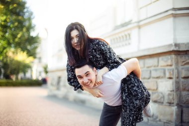 Mutlu çift yaz tatilinde eğleniyor..