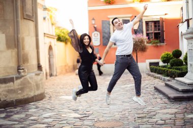 Gülen çift parkta eğleniyor. Lviv.