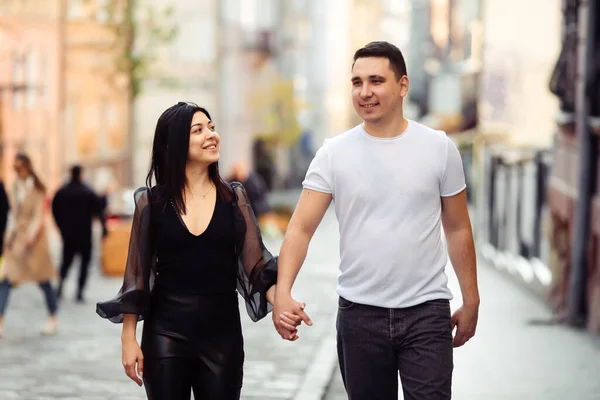 Pareja Alegre Divirtiéndose Las Vacaciones Verano —  Fotos de Stock