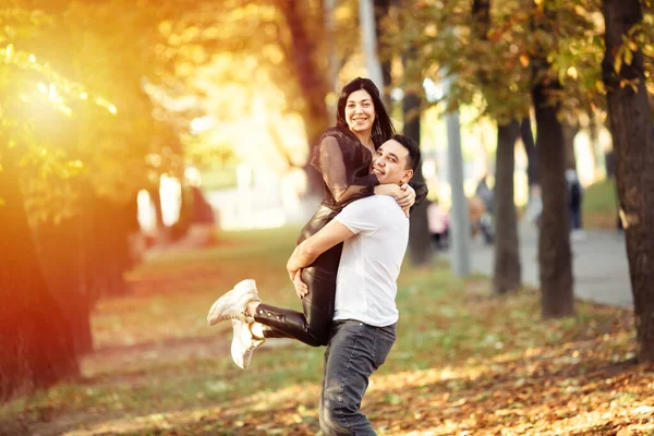 Una Coppia Sorridente Che Diverte Nel Parco Leopoli — Foto Stock