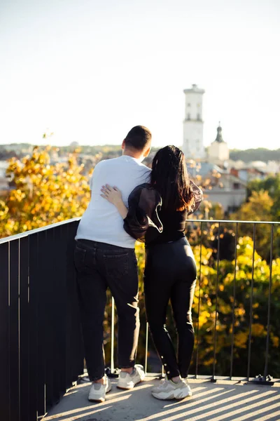 Paar Vergnügt Sich Freien Und Erkundet Stadt — Stockfoto