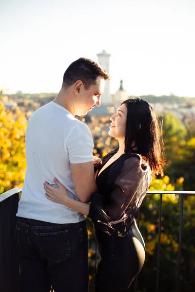 Junges Paar Hat Spaß Sonnigem Tag — Stockfoto