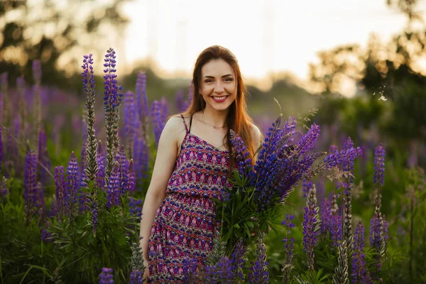 Menina Jovem Ficar Campo Com Vista Para Campo Lavanda Sorrindo — Fotografia de Stock