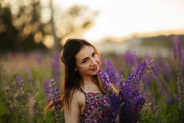 Menina Feliz Sorrindo Mãos Dadas Lavanda Foco Suave Close — Fotografia de Stock