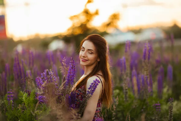 Blommor Och Kvinnan Fältet Lit Kvällssol — Stockfoto