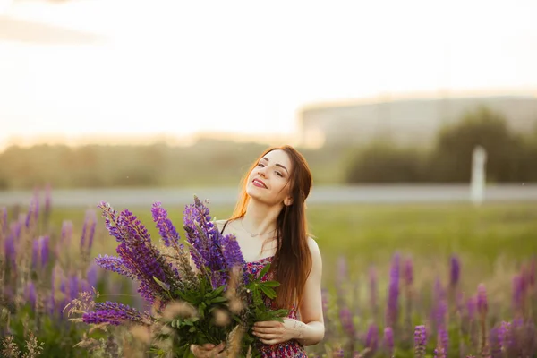 Menina Feliz Sorrindo Mãos Dadas Lavanda Foco Suave Close — Fotografia de Stock