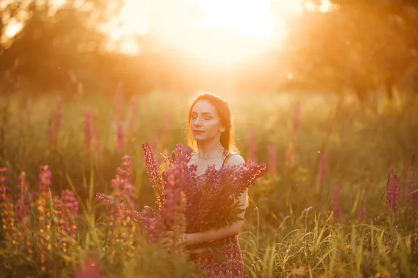 Vacker Flicka Ett Lupinfält Flicka Som Håller Bukett Lupiner — Stockfoto