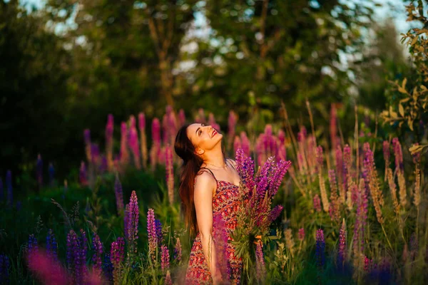 Mladá Krásná Dívka Drží Velkou Květinu Fialovou Vlčí Kvetoucím Poli — Stock fotografie