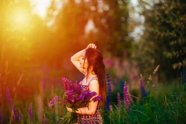 美しい若いブルネットの屋外肖像画 魅力的なセクシーな女の子が花を持つ分野で — ストック写真