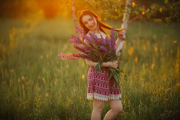Girl Colored Dress Holds Flowers Her Hands — Stock Photo, Image