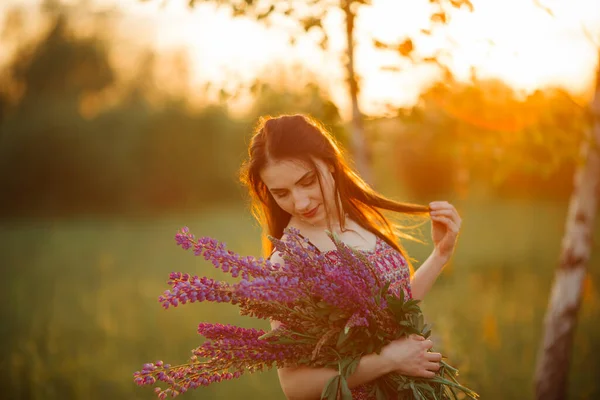 Mladá Krásná Dívka Drží Velkou Květinu Fialovou Vlčí Kvetoucím Poli — Stock fotografie