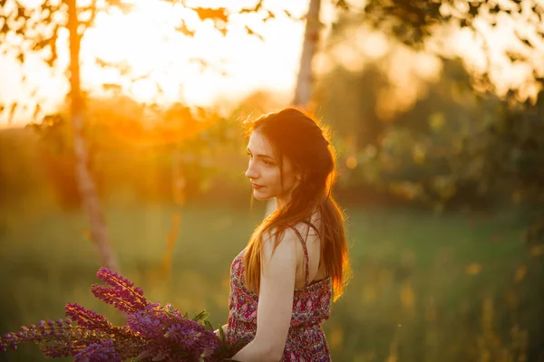 Fille Dans Une Robe Colorée Tient Des Fleurs Dans Ses — Photo