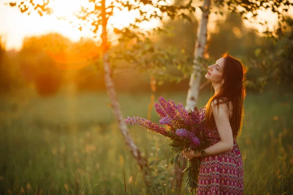 Gelukkig Jong Meisje Glimlachend Hand Hand Lavendel Zachte Focus Close — Stockfoto