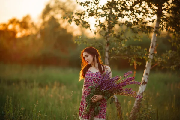 Jong Meisje Staat Het Veld Met Uitzicht Lavendelveld Glimlachen Zorgeloos — Stockfoto