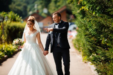 Yeni evli çift, nedimeler sağdıçlar dışarıda eğleniyorlar..