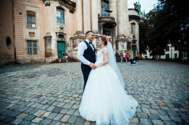 Düğünden sonra mutlu gelin ve damat.