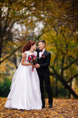 Genç bir çiftin şehvetli portresi. Düğün fotoğrafçılığı açık havada.