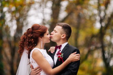 evli çiftlerin kucaklaşması, düğün çifti kucaklaşması, gelin ve damat, gün batımında romantik evli çift.