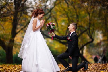 Avrupalı mutlu romantik çift evliliklerini kutluyor.