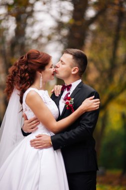 Gelin ve damat parkta. Doğa Yeşili Ormanı 'ndaki düğünde damat. Çift