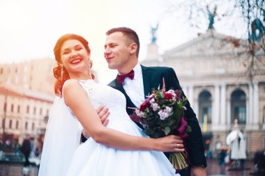 Aslan gibi güzel gelin ve damat. Düğün günlerini kutlarız.