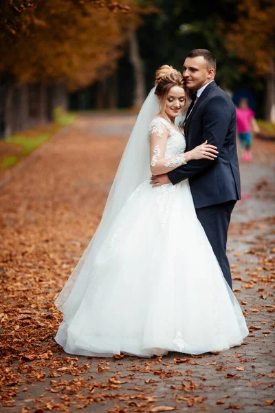 Dia Casamento Noiva Bonita Elegante Noivo Andando Após Luxo Casamento — Fotografia de Stock