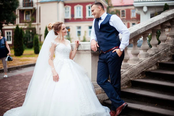 Γάμος Ημέρα Όμορφη Νύφη Και Κομψό Γαμπρό Περπάτημα Μετά Γάμο — Φωτογραφία Αρχείου