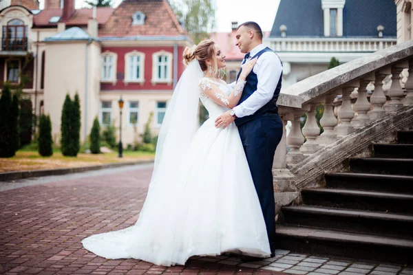 Novomanželé Družičky Ženichové Baví Venku — Stock fotografie