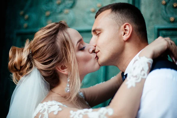Frisch Vermählte Paare Brautjungfern Trauzeugen Spaß Freien — Stockfoto